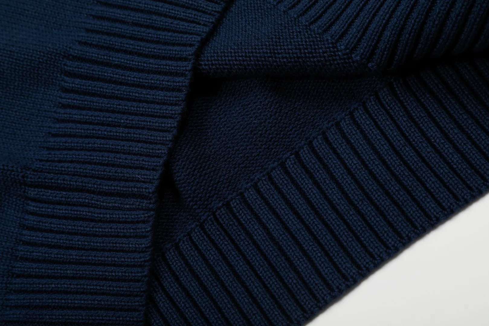 P470 top quality" Style number: DS882# (not off the shelves all year round) [Ralph Lauren heavy industry bear golf autumn and winter couple's knitted crew neck sweater] ✅Ralph Lauren Ralph Lauren classic basic bear heavy craftsman and women's couple's same style knitted sweater ✅Main supplier platform live broadcast wholesale entity out of stock will be replenished not removed from the shelf ✅ZP quality 1:1 version can scan the code to enter the GF website Counter quality ✅Detailed quality is the only one in Guangzhou Imported quality cotton yarn Focus on high-end, cost-effective, and good quality. Needless to say, the version is restored to the original version. The maximum size can be worn up to 190 pounds. Loose, comfortable and stress-free. ✅The upper body is simple and easy to match. A must-have for men. Good-looking clothes are never picky. A must-have for couples. Recommended for wardrobe. Size: S-XL Color: Navy